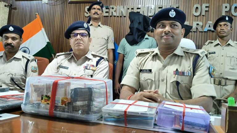 दो शातिर साइबर आरोपित गिरफ्तार, नौ लाख 91हजार रुपये नकद किया गया जब्त