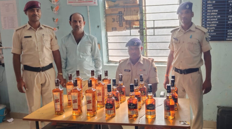 राजधानी एक्सप्रेस से शराब लेकर पहुंचा तस्कर गिरफ्तार