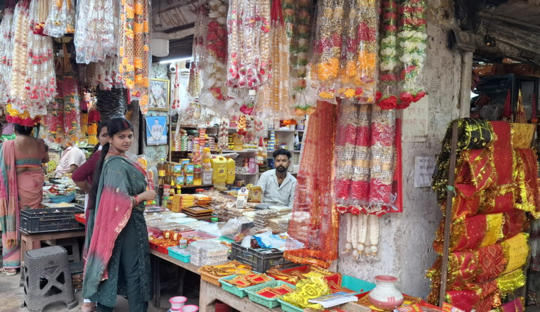नवरात्र में बरकरार है माता की चुनरी का क्रेज