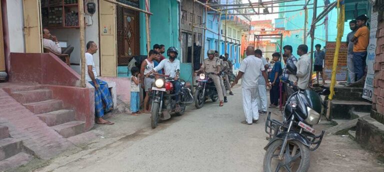 थानाध्यक्ष ने किया पंडालों का निरीक्षण, कहा- अग्निशमन जरुर रखें