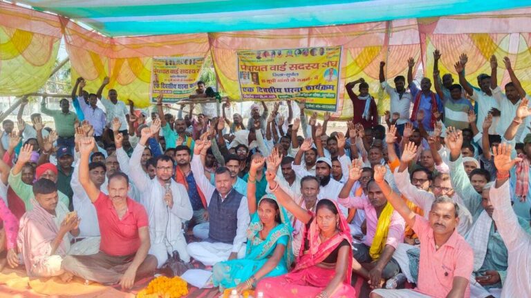 वार्ड सदस्यों ने दिया धरना, पेंशन की मांग