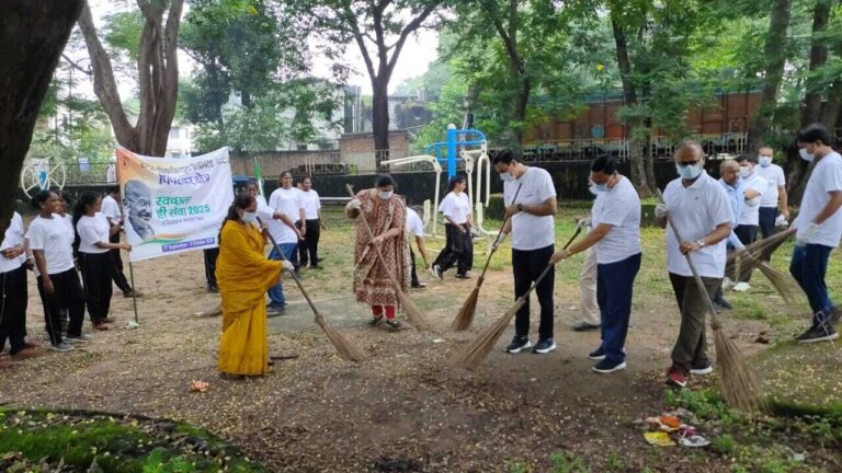 सीसीएल के अधिकारियों व राजनीतिक दलों से जुड़े लोगों ने लगाये झाडू