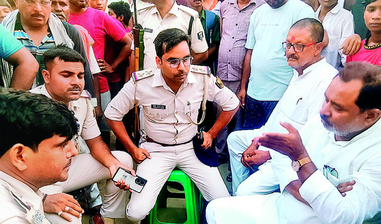 Siwan News : पिकअप चालक के साथ मारपीट, विधायक ने पुलिस को दी चेतावनी
