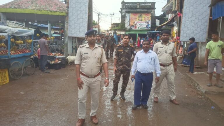 पुलिस ने दुर्गापूजा को लेकर किया फ्लैग मार्च