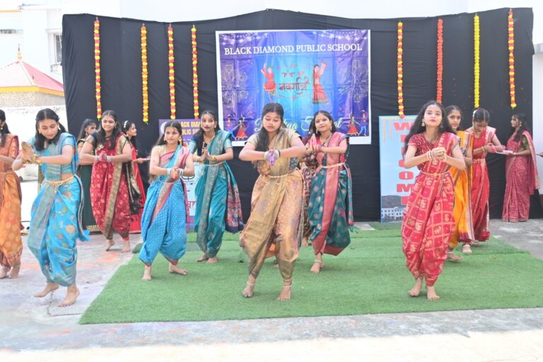 डांडिया उत्सव – स्कूली बच्चों ने अपनी प्रस्तुति से लोगों का मोहा मन