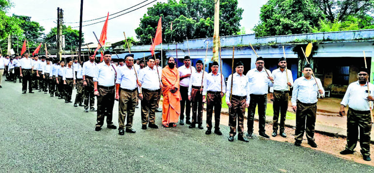 East Singhbhum News : पथ संचलन पर पुष्प वर्षा, शस्त्र व ध्वज पूजन हुआ