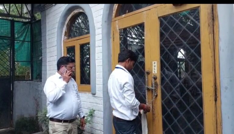 Dhanbad News: बिना लाइसेंस संचालित कार्निवल रेस्टोरेंट हुआ सील, जांच में हुक्का-चिलम बरामद