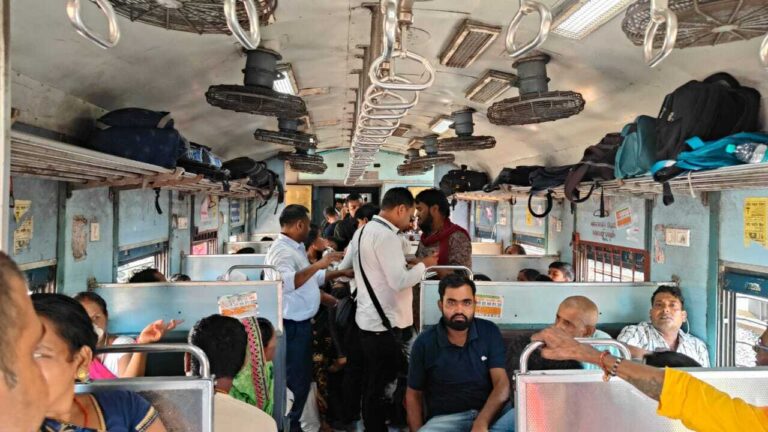 अलग-अलग रेलवे स्टेशनों पर 264 बेटिकट यात्री पकड़ाये