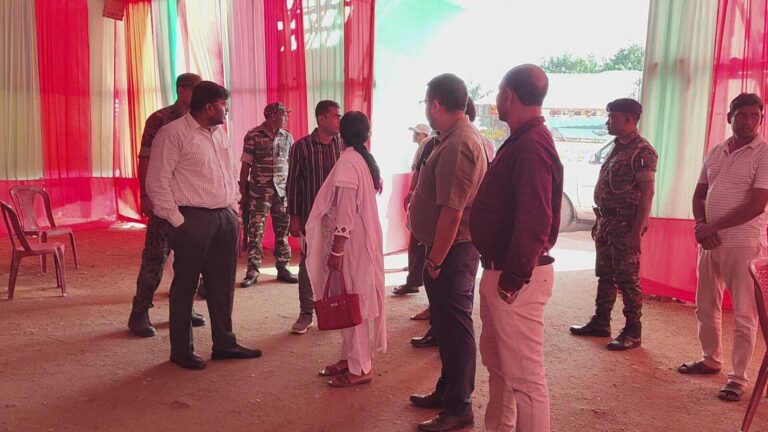 डीसी ने कुंडहित में पूजा पंडाल का किया निरीक्षण