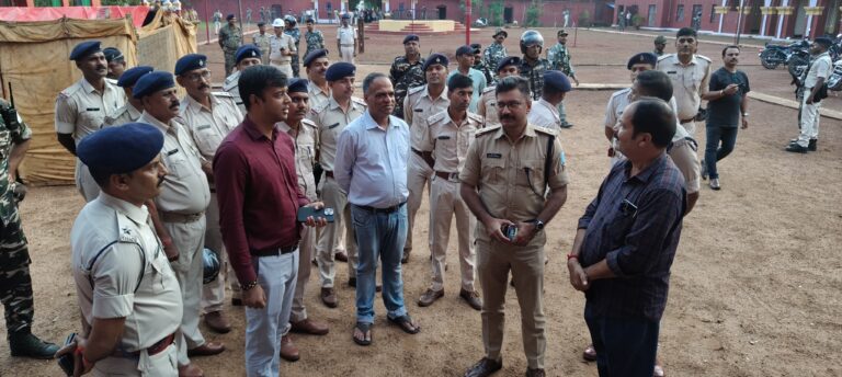 दुर्गा पूजा को लेकर एसडीओ व ग्रामीण एसपी ने किया फ्लैग मार्च