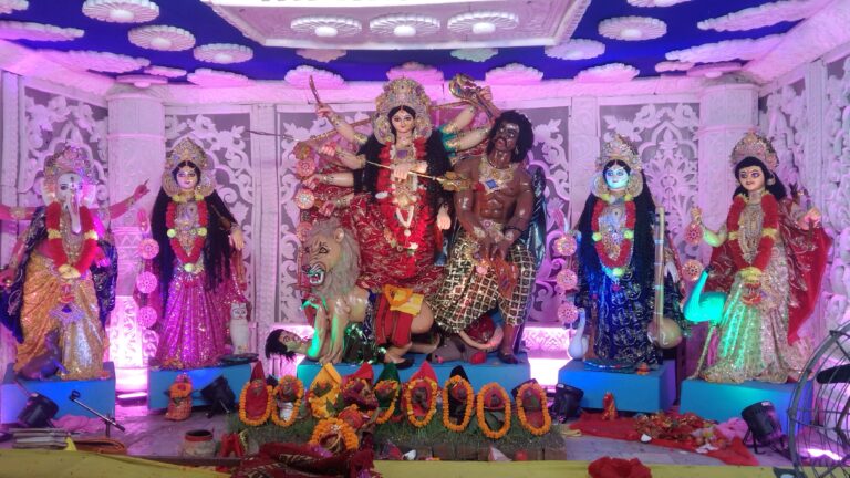 Motihari: पंडालों के पट खुलते ही मां के दर्शन को उमड़े श्रद्धालु