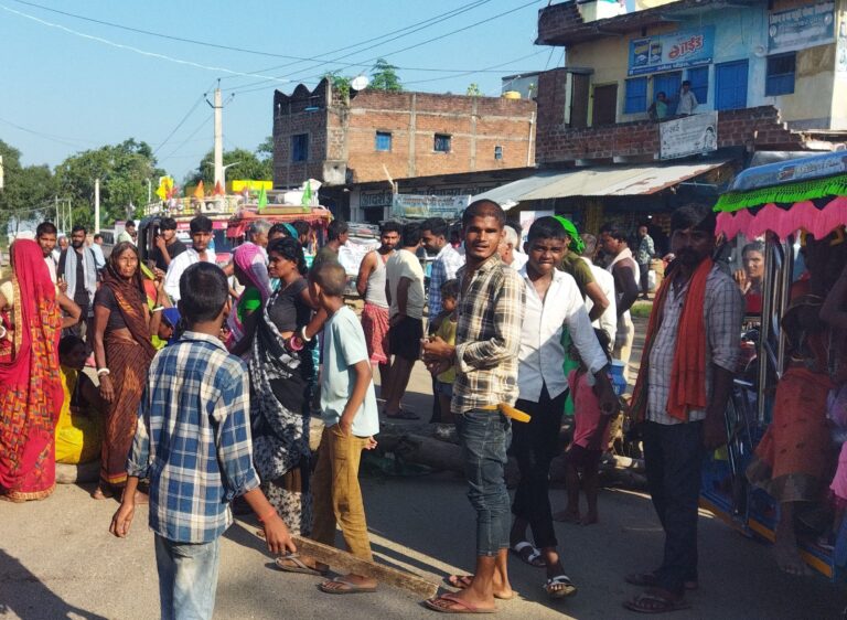 बिजली व जलापूर्ति ठप रहने पर ग्रामीणों ने जाम की सड़क