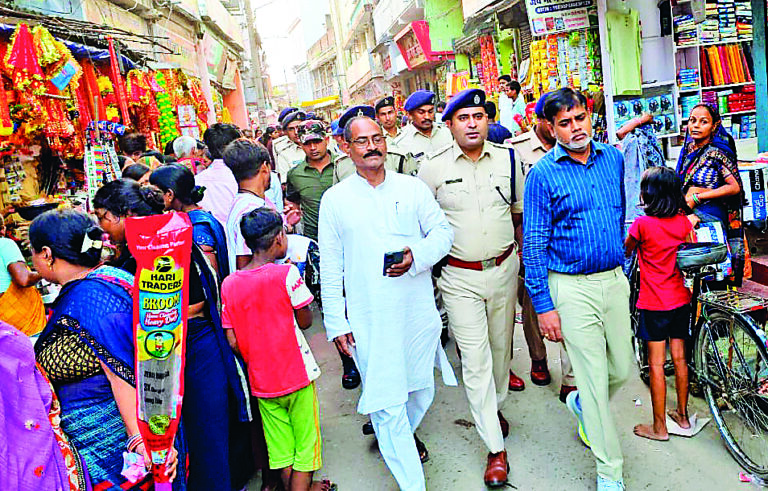 Begusarai News : दुर्गापूजा में विधि-व्यवस्था को लेकर फ्लैग मार्च