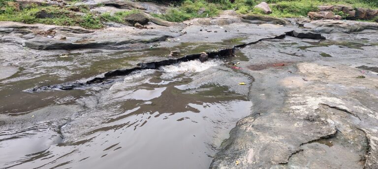 Dhanbad News : इतनी बारिश में भी एकड़ा जोड़िया में पानी नहीं, सब जा रहा है भूमिगत खदान में