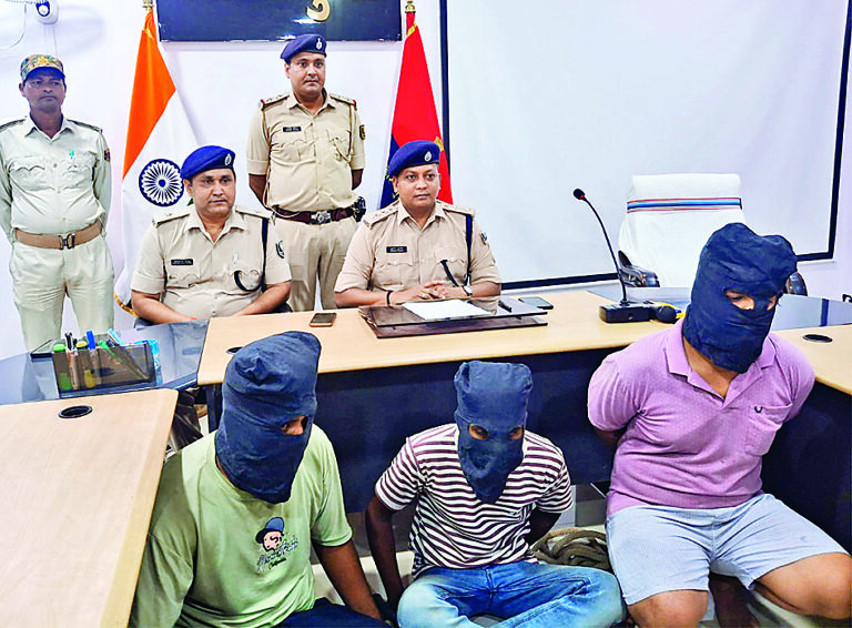 Hajipur News : चेन स्नेचिंग गिरोह में शामिल स्वर्ण  व्यवसायी समेत तीन बदमाश गिरफ्तार