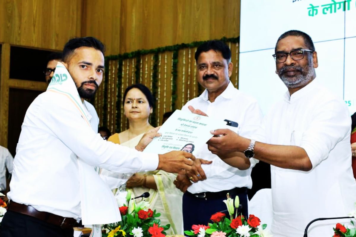 हेमंत सोरेन ने युवाओं को दिया नियुक्ति पत्र, जेटीडीसी का लोगो भी जारी किया 5 Hemant Soren Gift News Ranchi Jharkhand Today