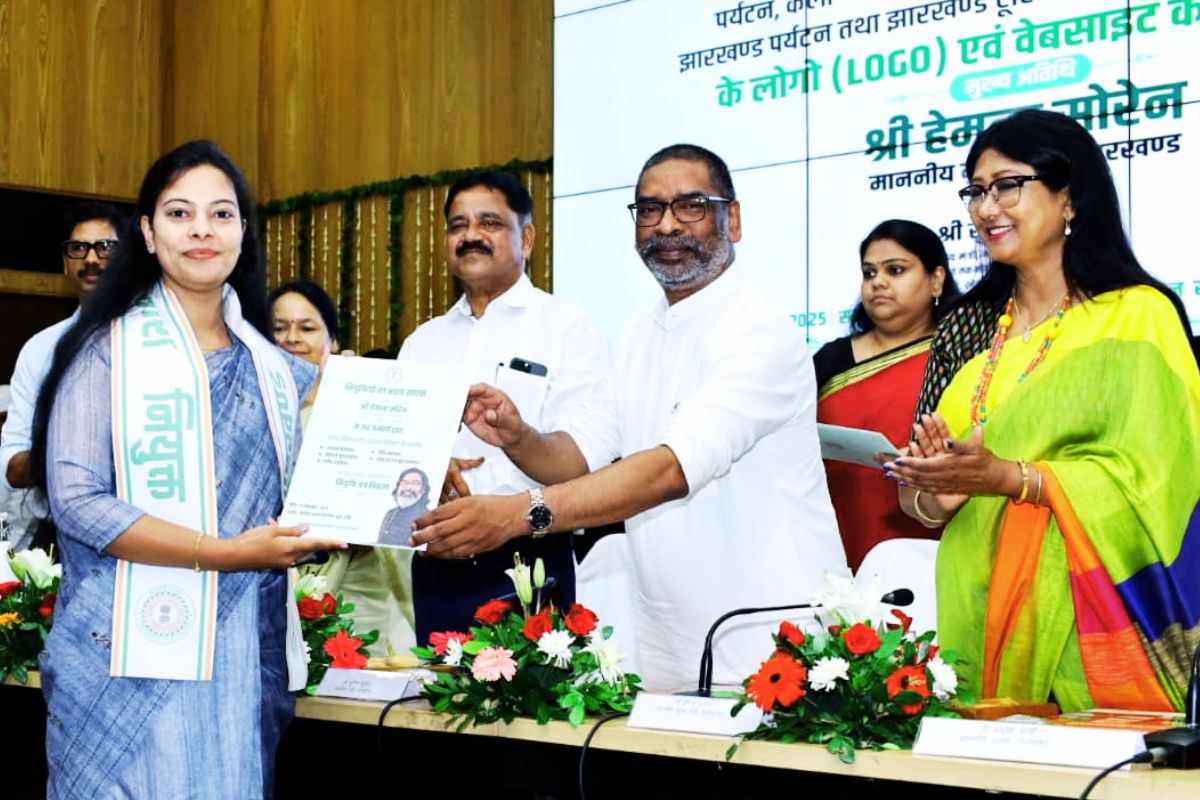 हेमंत सोरेन ने युवाओं को दिया नियुक्ति पत्र, जेटीडीसी का लोगो भी जारी किया 1 Hemant Soren Gift News Ranchi Jharkhand