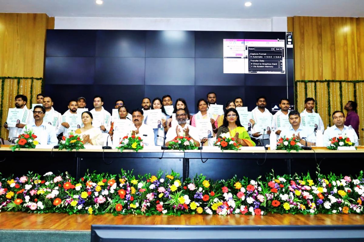 हेमंत सोरेन ने युवाओं को दिया नियुक्ति पत्र, जेटीडीसी का लोगो भी जारी किया 3 Hemant Soren Gift News Today Jharkhand