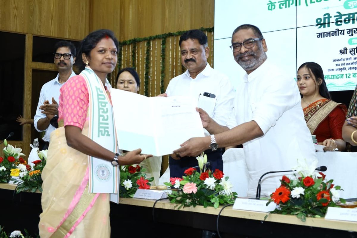 हेमंत सोरेन ने युवाओं को दिया नियुक्ति पत्र, जेटीडीसी का लोगो भी जारी किया 4 Hemant Soren Gift News Today Ranchi Jharkhand