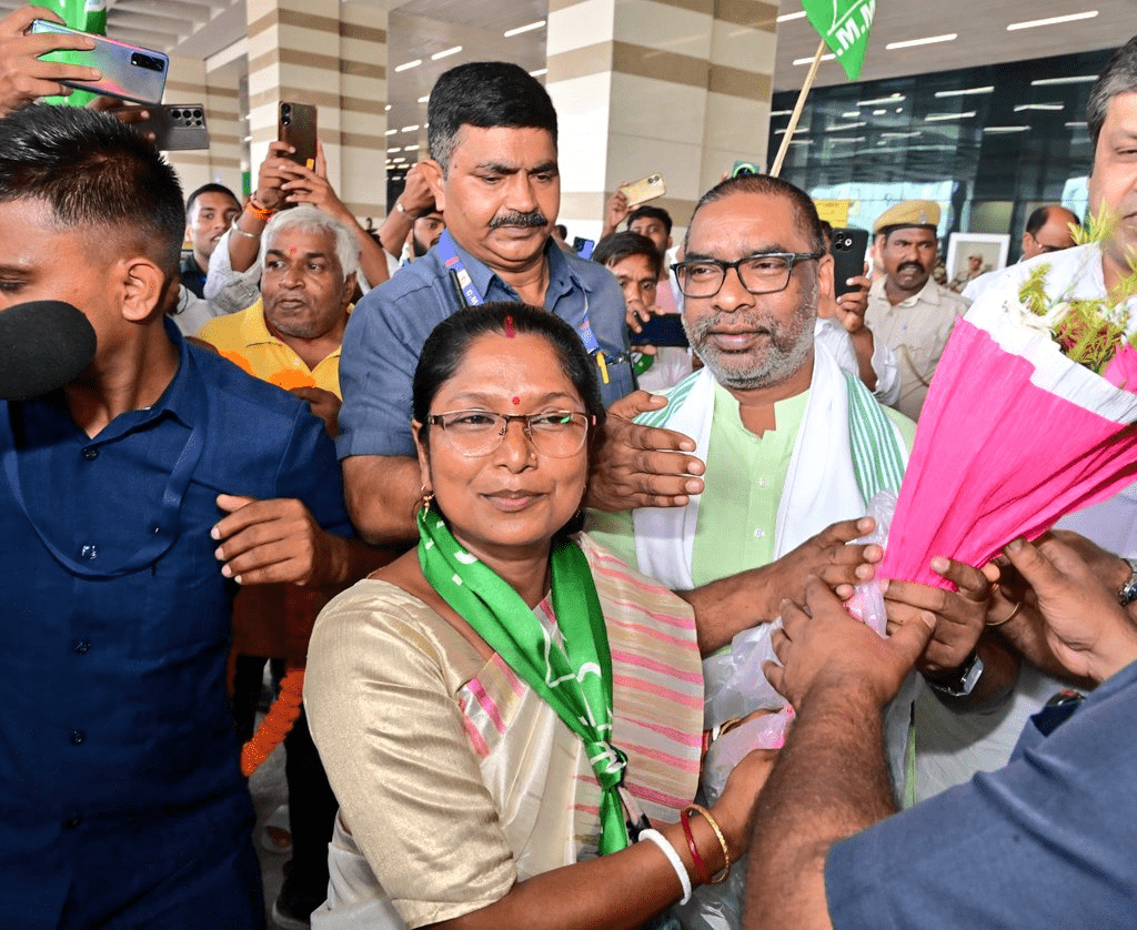 Voter Adhikar Yatra: पटना पहुंचे सीएम हेमंत सोरेन, एयरपोर्ट पर हुआ जोरदार स्वागत, देखिए Photos 2 Image 1