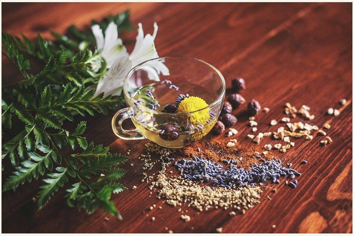 Hair Care Tips: बदबूदार अंडे के बिना भी हो सकते हैं बाल सिल्की और शाइनी 4 Tea Rinse For Hair Care