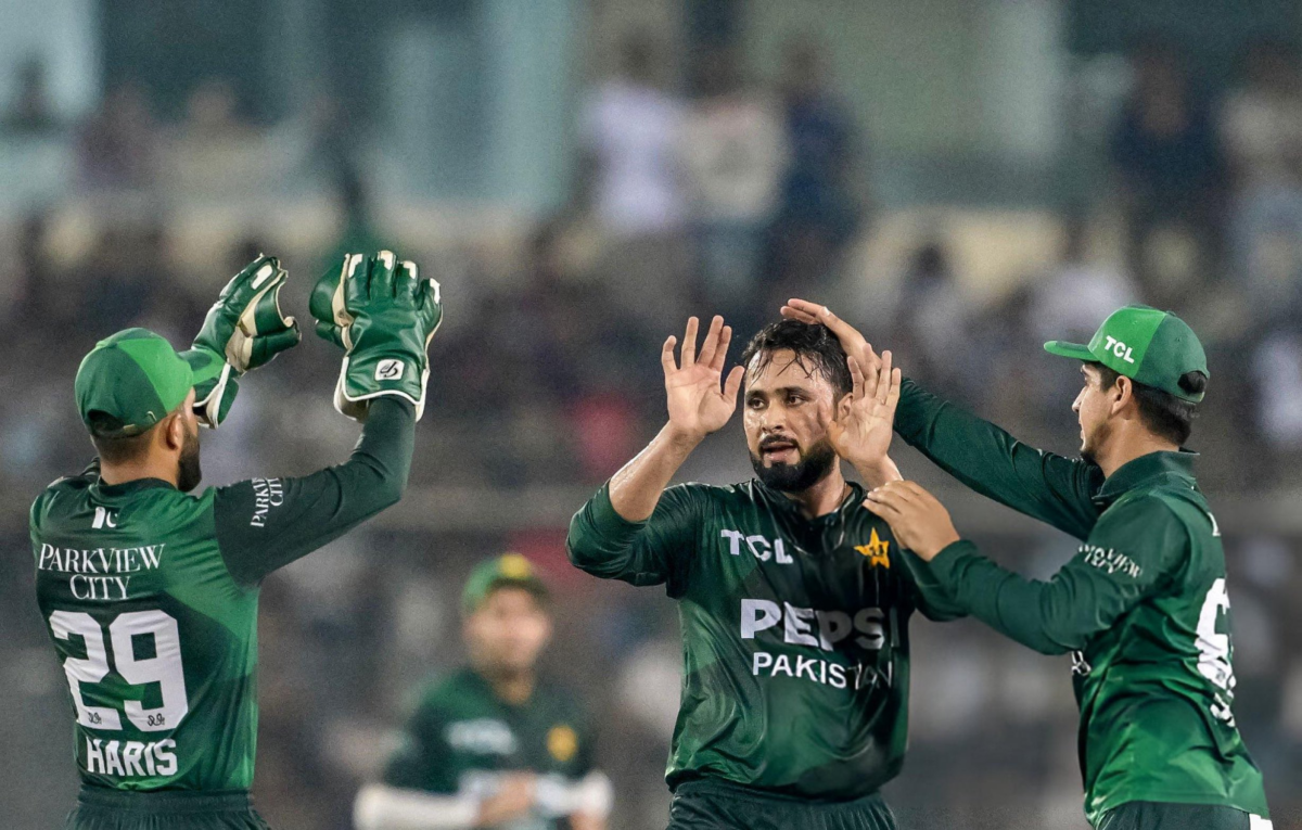 उसे पता ही नहीं क्यों खेल रहा, पाकिस्तान की हार के बाद उमर गुल Pcb पर भड़के, इस खिलाड़ी के लिए उठाई आवाज 2 Image 190