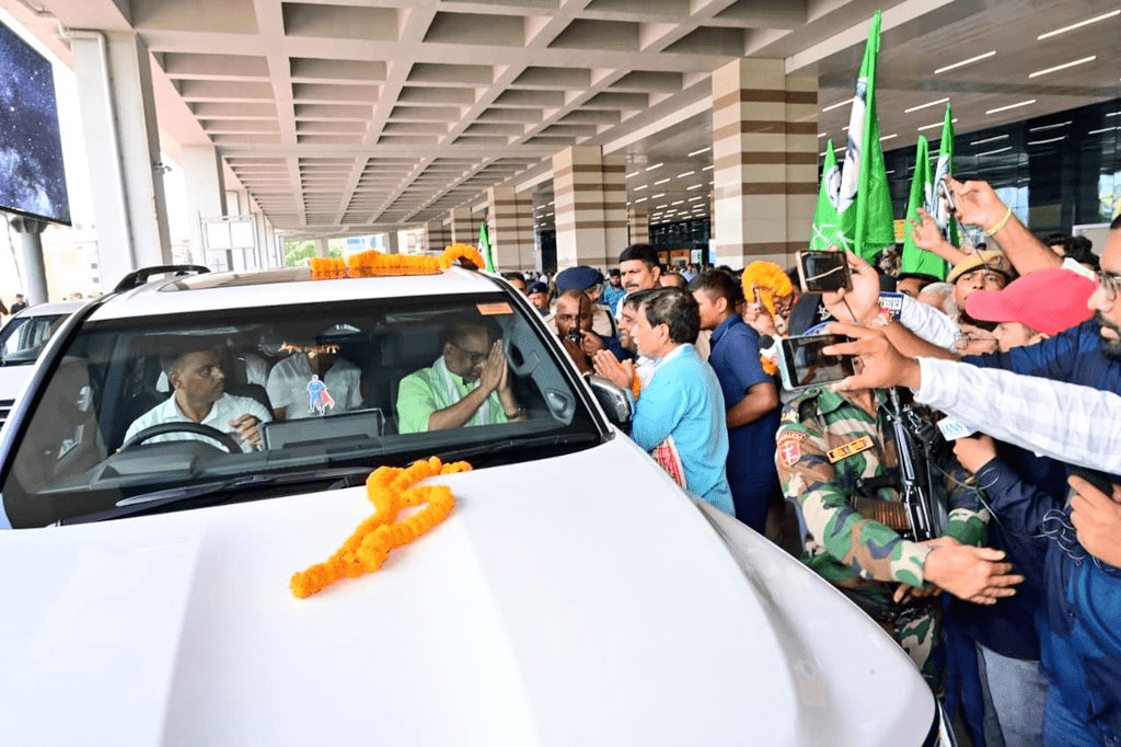 Voter Adhikar Yatra: पटना पहुंचे सीएम हेमंत सोरेन, एयरपोर्ट पर हुआ जोरदार स्वागत, देखिए Photos 1 Image 2