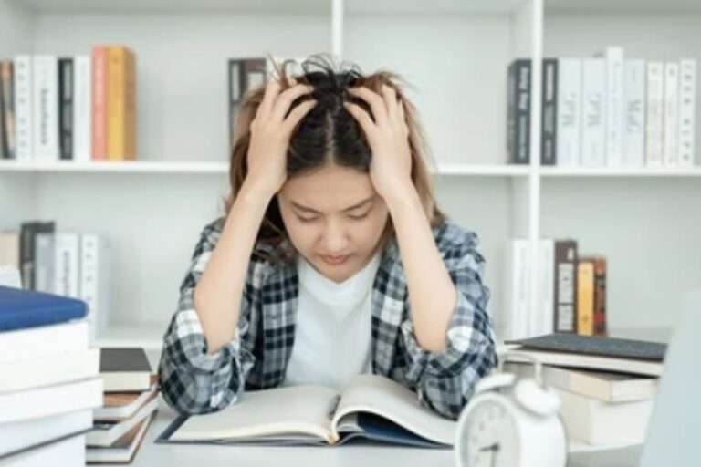 Astro Tips: इस छोटे से मंत्र के जाप से पढ़ाई में बनेगा सुपर फोकस, नहीं सताएगा मानसिक तनाव
