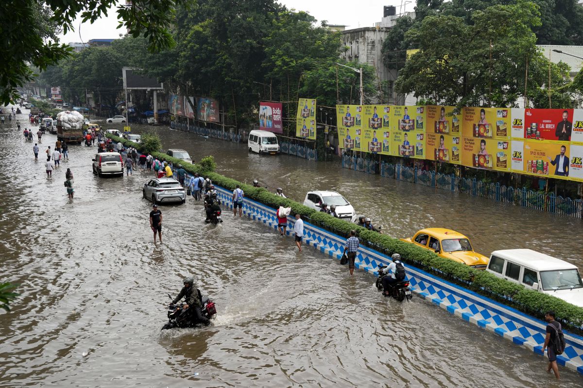Kolkata Heavy Rain: कोलकाता में बारिश से भारी तबाही, करंट लगने से 3 लोगों की मौत, कई स्कूल बंद 3 Waterlogged-Road