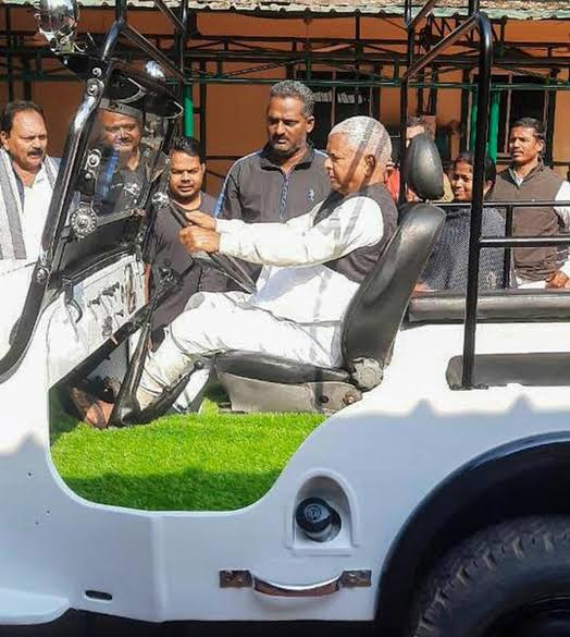 Bihar Election 2025: जब 1977 में पहली बार जीप से नामांकन करने गये थे लालू, आज बेटे के लिए व्हीलचेयर पर पहुंचे राघोपुर 1 %E0%A4%B2%E0%A4%Be%E0%A4%B2%E0%A5%82 %E0%A4%Af%E0%A4%Be%E0%A4%A6%E0%A4%B5