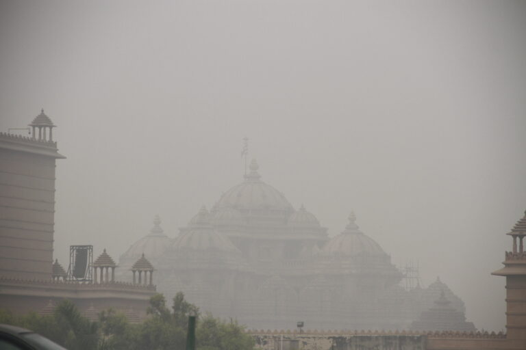 Pollution: दिल्ली में कृत्रिम बारिश कराने के फैसले को लेकर राजनीति हुई तेज