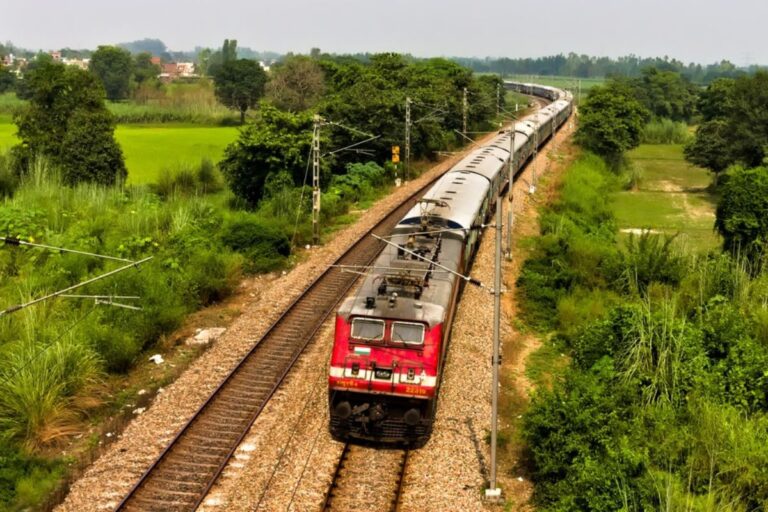 Bihar Train News: बिहार से इन शहरों के लिए चल रही करीब 100 स्पेशल ट्रेनें, यहां देखें पूरी शेड्यूल 