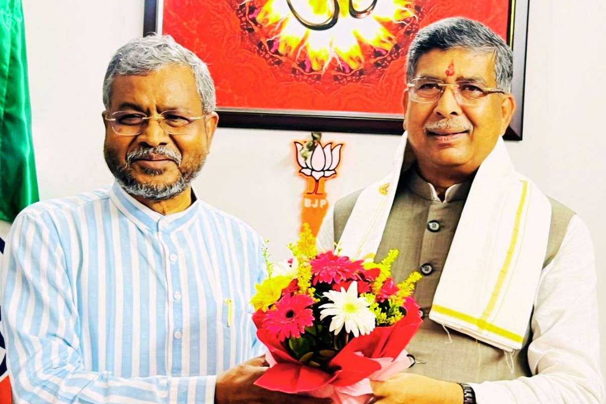 भाजपा कार्यालय में प्रदेश अध्यक्ष बाबूलाल मरांडी ने गुलदस्ता देकर किया नये कार्यकारी अध्यक्ष आदित्य साहू का स्वागत.