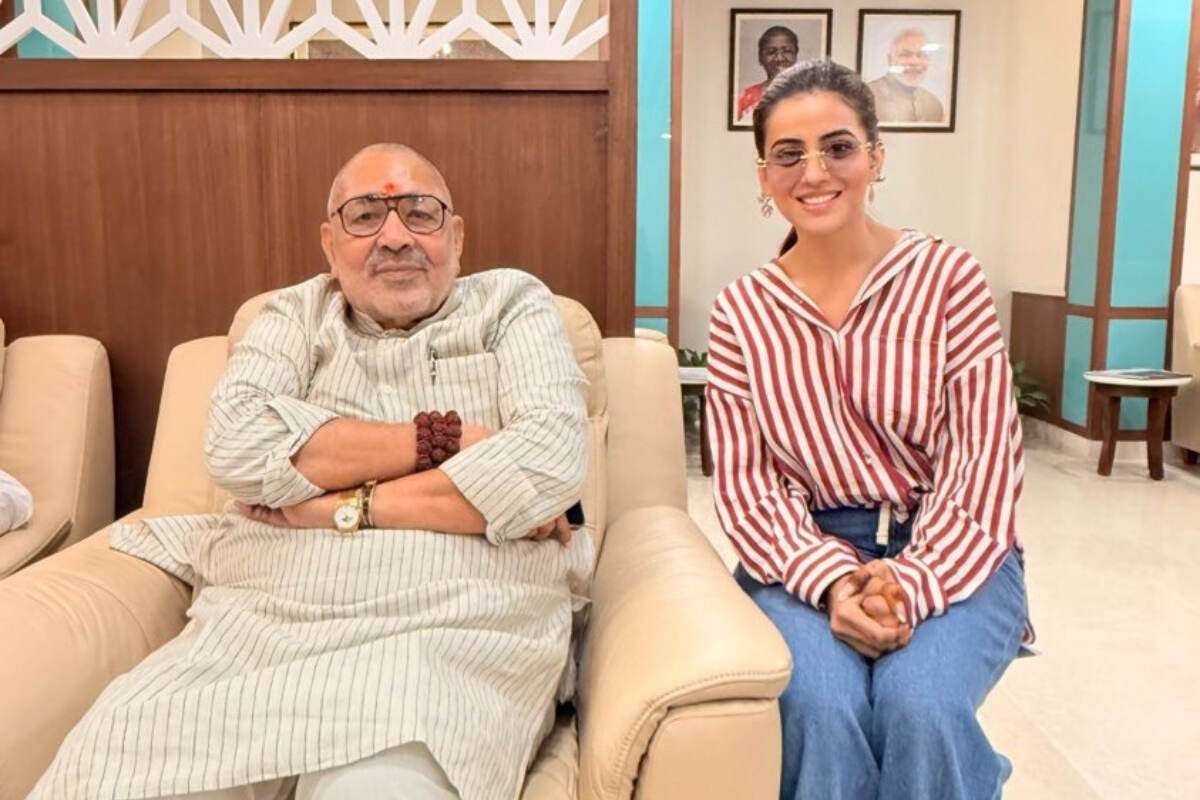 Bihar Elections Akshara Singh meet Giriraj Singh