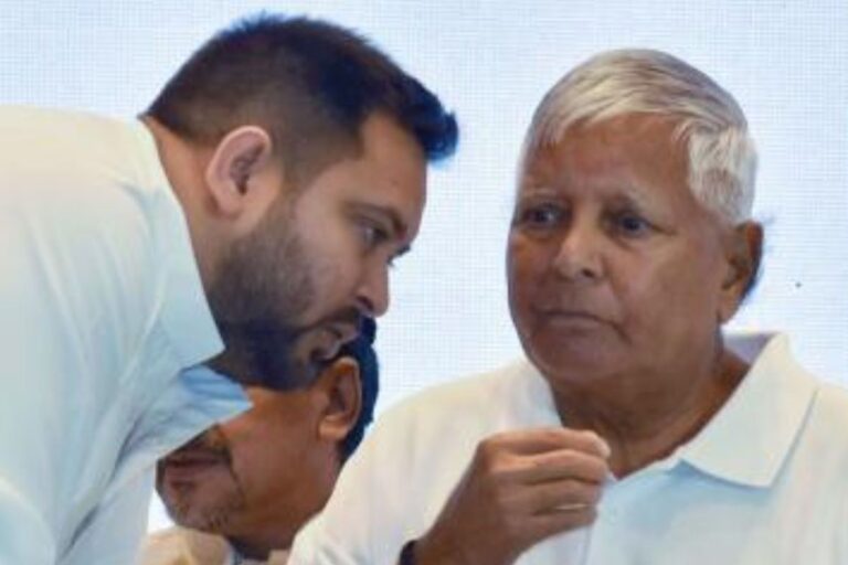 वोटिंग से ठीक पहले लालू-तेजस्वी को लगा तगड़ा झटका, एक साथ 50 से ज्यादा नेताओं ने दिया इस्तीफा