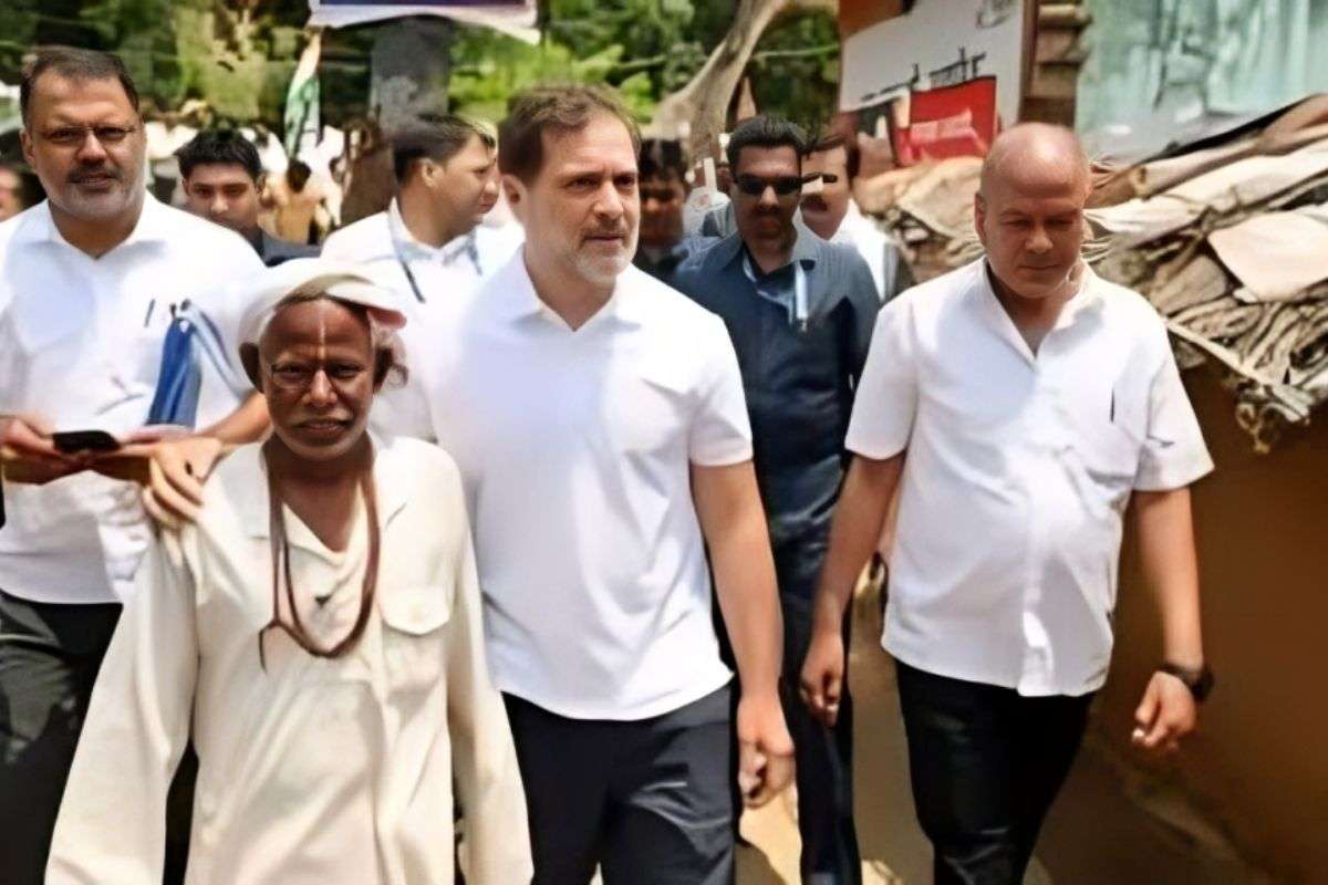 Bhagirath Manjhi with Rahul Gandhi
