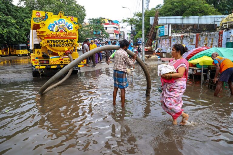 Cyclone Tracker: चक्रवात का दिखने लगा असर, तमिलनाडु में बारिश का तांडव, कई इलाके जलमग्न- बहुत भारी बारिश का अलर्ट