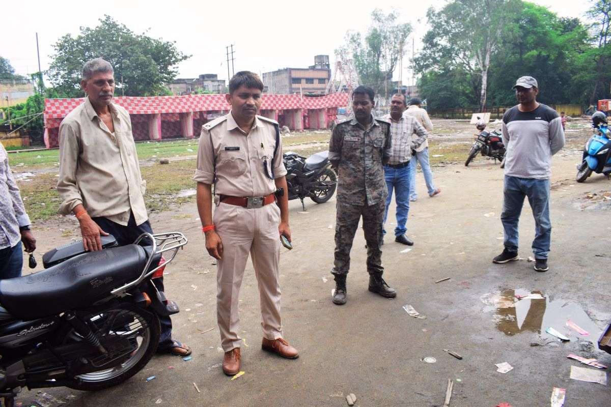 150 युवकों ने बस्ताकोला टीओपी में घुसकर हवलदार को पीटा, जमकर की तोड़फोड़, प्रेम विवाह से जुड़ा है मामला 2 Crime News Dhanbad Bastakola Top Vandalised News