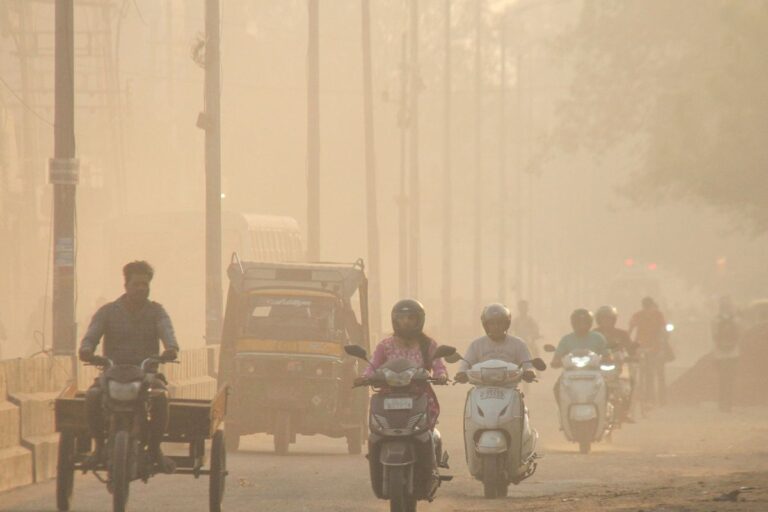 Delhi Air Pollution: दिवाली से पहले दिल्ली-NCR की हवा जहरीली, GRAP-2 लागू