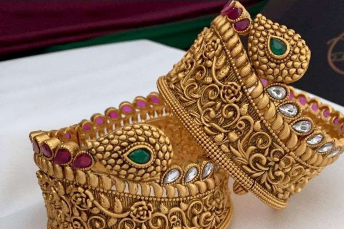 Dhanteras Gold Jewellery Designs: सोने के दाम बढ़े, इससे पहले बनवाएं ये 7 ट्रेंडी ज्वेलरी डिजाइन 2 Dhanteras Gold Jewellery Designs