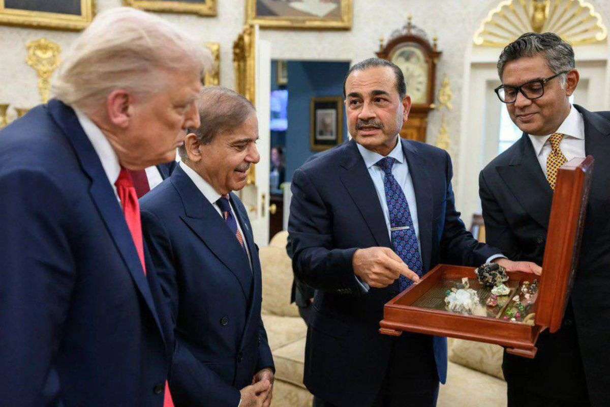 Shehbaz Sharif and Asim Munir showing rare earth material to Donald Trump