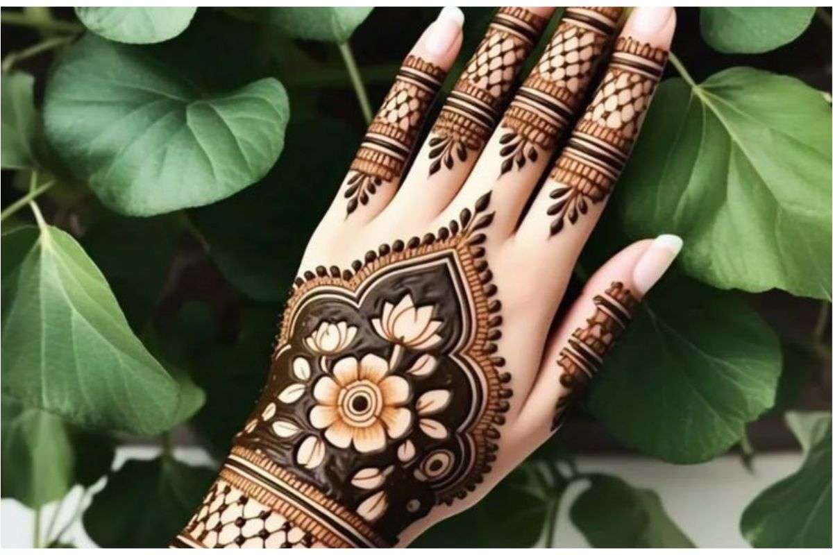 Easy Arabic Mehndi Designs For Karwa Chauth 2025 7
