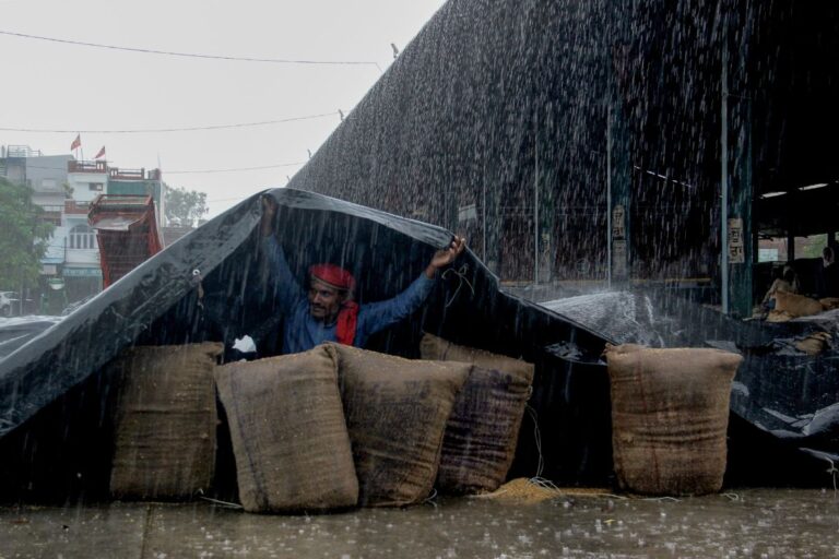 Heavy Rain Delhi: दिल्ली में मौसम कूल-कूल, कई इलाकों में झमाझम बारिश, आईएमडी ने जारी किया अलर्ट
