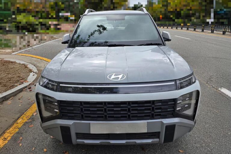 New-Gen Hyundai Venue की झलक आयी सामने, बॉक्सी लुक और बड़े LED DRL से भरी पड़ी है SUV