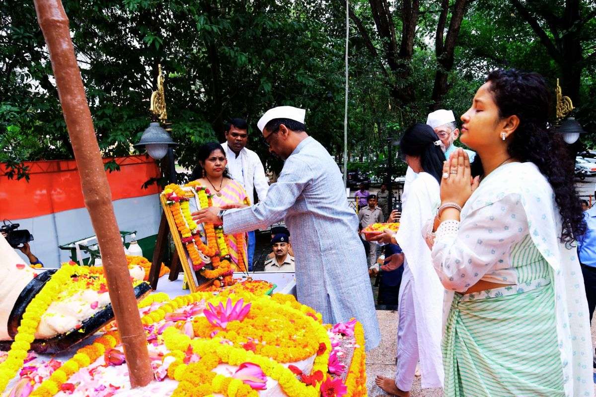 Jharkhand Pays Tribute to Gandhi Shashtri Heant Soren and Kalpana Soren JMM