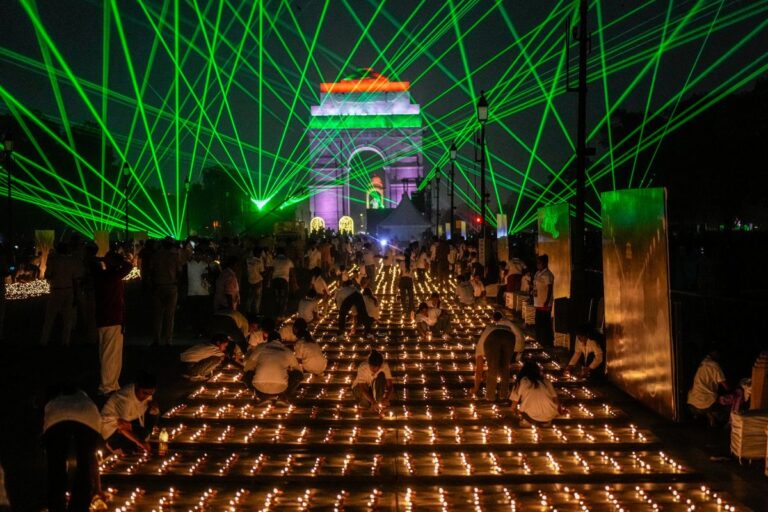 Kartavya Path Diwali Video: 1.5 लाख दीयों से जगमगा उठी दिल्ली, कर्तव्य पथ का ऐसा दिखा नजारा