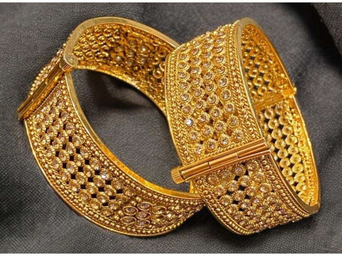 Latest Gold Bangle Designs: इस धनतेरस वाईफ को करे सरप्राइज इन लेटेस्ट गोल्ड बैंगल्स डिजाइन से 2 Latest Gold Bangle Designs 1