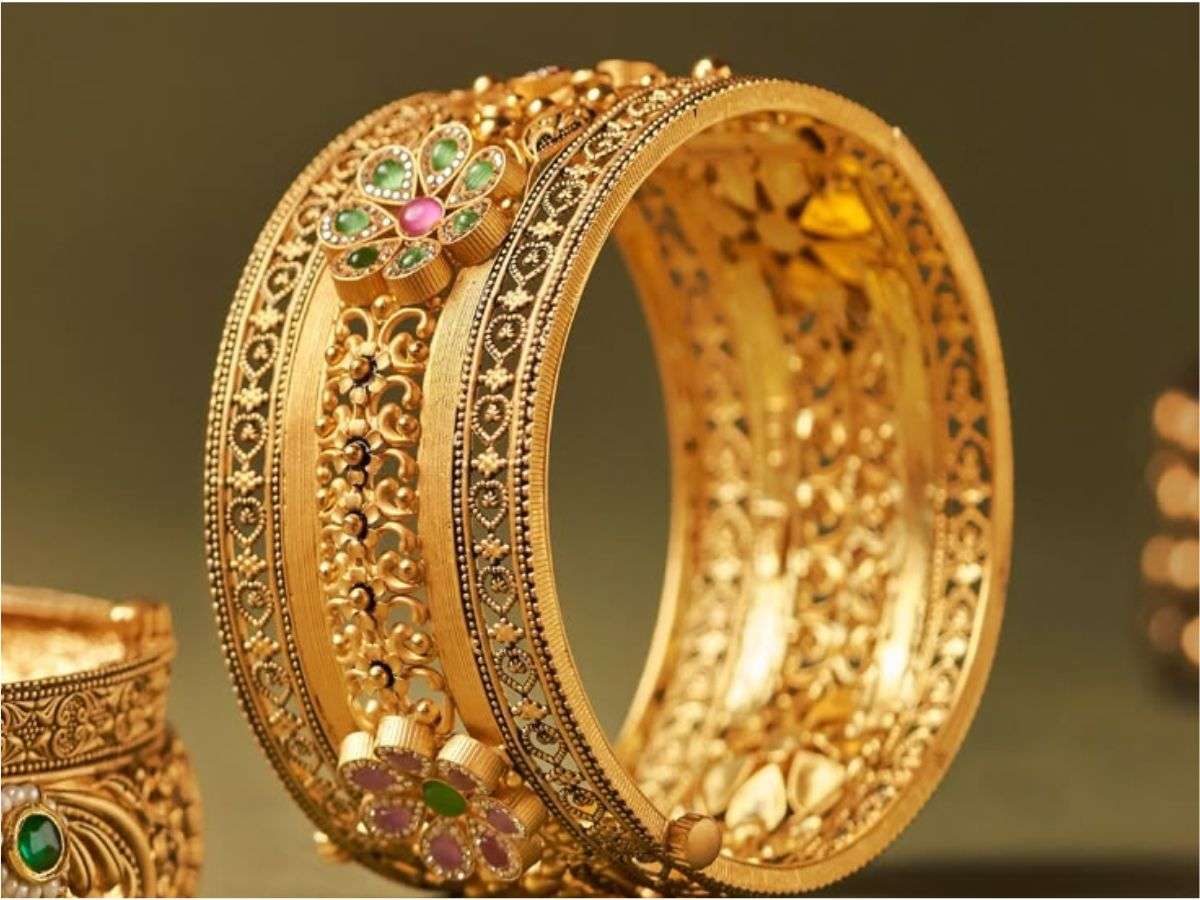 Latest Gold Bangle Designs: इस धनतेरस वाईफ को करे सरप्राइज इन लेटेस्ट गोल्ड बैंगल्स डिजाइन से 4 Latest Gold Bangle Designs 2