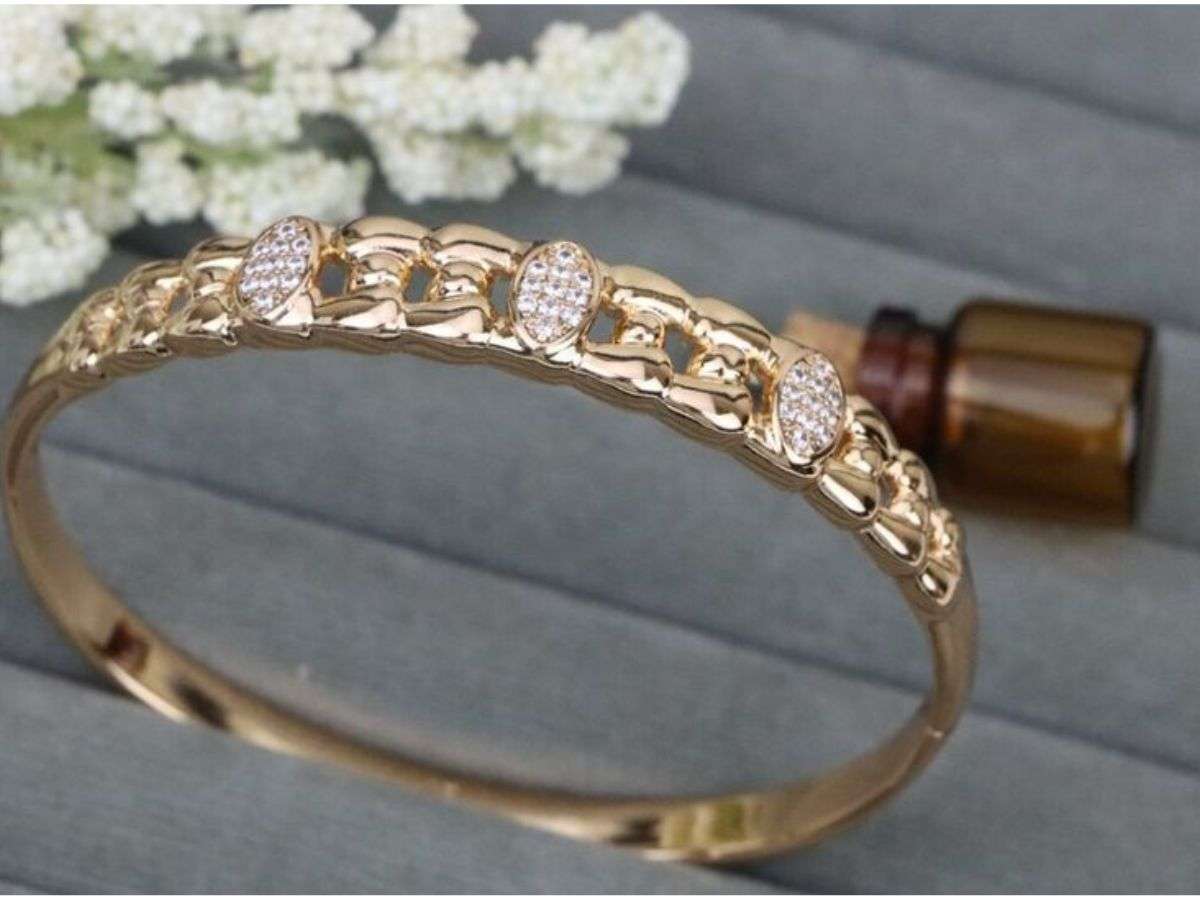 Latest Gold Bangle Designs: इस धनतेरस वाईफ को करे सरप्राइज इन लेटेस्ट गोल्ड बैंगल्स डिजाइन से 5 Latest Gold Bangle Designs 3
