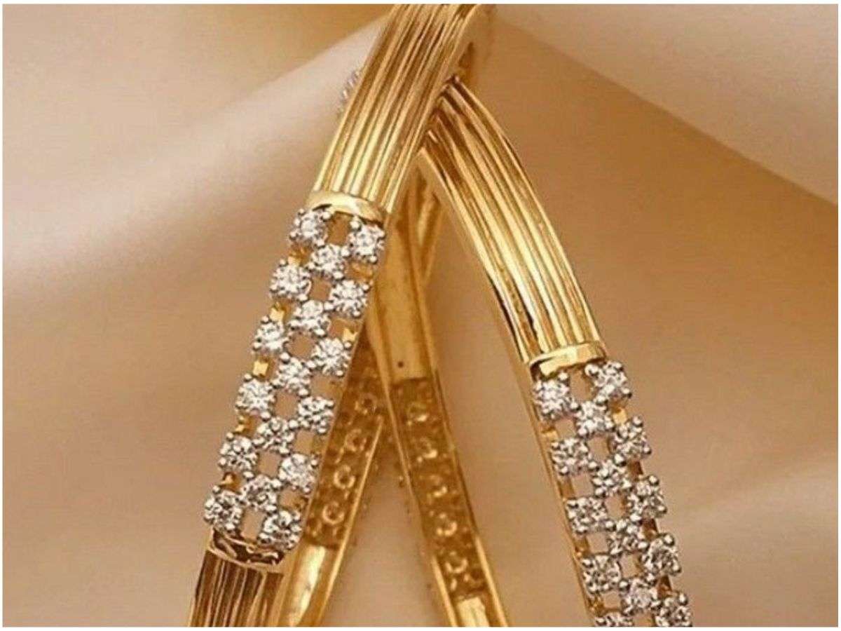 Latest Gold Bangle Designs: इस धनतेरस वाईफ को करे सरप्राइज इन लेटेस्ट गोल्ड बैंगल्स डिजाइन से 6 Latest Gold Bangle Designs 4